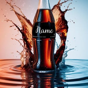 Puede incluir: Una botella de vidrio de cola con una etiqueta negra que dice "Name" está salpicando en un charco de agua. El agua es una mezcla de colores rojo y azul.