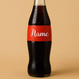 Può includere: Bottiglia di vetro trasparente riempita con un liquido scuro, con un'etichetta rossa con la parola bianca "Name". La bottiglia è coperta di goccioline di condensa.