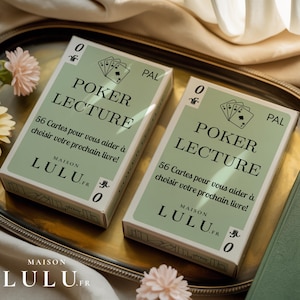 Puede incluir: Dos barajas de cartas "POKER LECTURE" se muestran en una bandeja dorada. Las cajas de cartas son de color verde claro con texto negro e ilustraciones de naipes. El texto de las cajas dice "56 Cartes pour vous aider à choisir votre prochain livre!" y "MAISON LULU.FR".