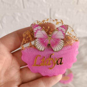 バタフライベビーシャワーの記念品エポキシ樹脂製記念品 - パステルカラーのチャームが付いたエレガントなベビーギフト、ゲスト用の手作り洗礼または新生児パーティートークン