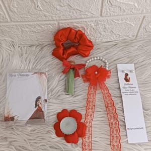 Luxus Henna Nacht Geschenkset mit Satin Haarspange, Perlenarmband, Ohrringe, Kerze, Glas Henna, personalisierte Namenskarte in Geschenktüte