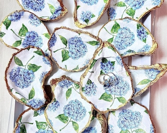 Ringschale aus entgitterter Austernschale, Schmuckhalter aus Blaue Hortensie, Goldrand