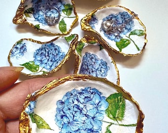 Masse oder einzelne handgemachte Austernschalen-Ring-Gerichte, blaue Hortensie Küsten Grandmillenia, Brautdusche Gefälligkeiten, Brautjungfern Vorschlag Geschenke