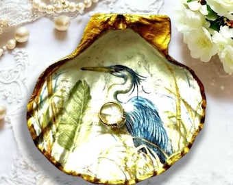 Portagioie a forma di conchiglia con airone blu: portagioie decorato con decoupage dorato.