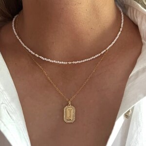 Halsband med fyrkantigt bokstavsmotiv • Halsband med initialer • Halsband med personligt brev • Personlig present till mamma • Namnhalsband i guld • Monogramhalsband