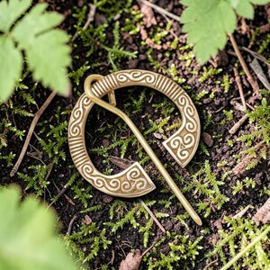 Fibule Celtique en Laiton – Broche Celtique Médiévale – Fibule Viking – Broche de Cape Médiévale – Accessoire Costume LARP