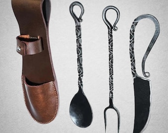 Set di posate vichinghe medievali in ferro battuto decorate, custodite in un astuccio di pelle, composto da coltello, cucchiaio e forchetta, ideale per rievocazioni LARP.
