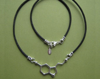 collar de serotonina con cordón negro
