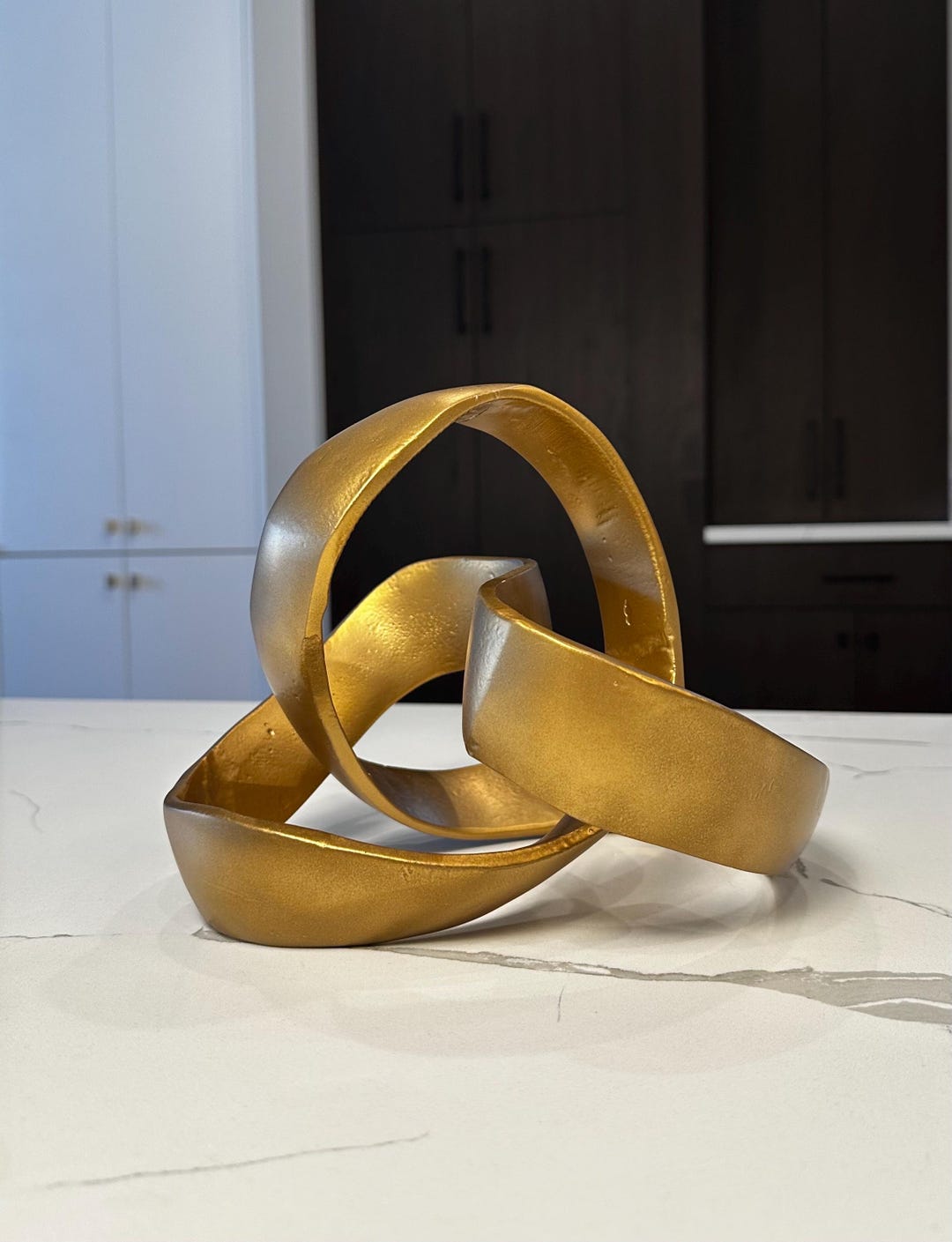 Abstract Table Centerpiece Centerpiece Modern Abstract Gold Sculpture – Interlocking Metal Ribbon ...
