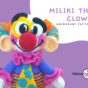 Pode incluir: Um boneco de palhaço amigurumi de crochê chamado "Miliki o Palhaço". O boneco está vestindo uma roupa roxa e amarela com um colar de babados rosa e um nariz vermelho. O boneco tem um grande sorriso e olhos grandes.
