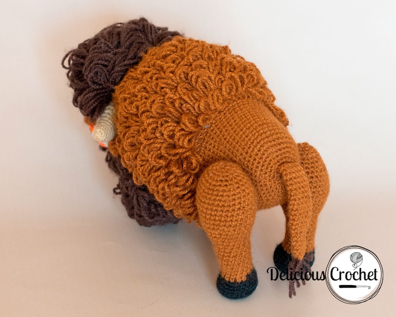 DeliciousCrochet American Bison (Buffalo). This is a crochet pattern, not the finished toy. Using DK or Sports acrylic yarn with a 2.5 mm hook, the toy stands 7.5 inches tall and 9 inches long. Instructions available in English (US) or Spanish.