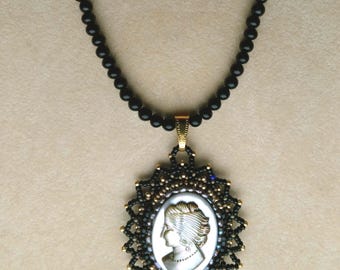 Beadwoven Cameo Collar Madre de Perla Cameo Colgante Classy Shell Cameo con Ónix Negro Declaración Collar Regalo para Ella por enchantedbeads