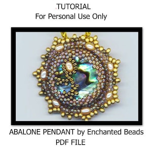 Könnte beinhalten: Nahaufnahme eines Perlenanhängers mit einer runden Abalone-Muschel in der Mitte. Der Anhänger ist von goldenen und violetten Perlen umgeben. Der Text "ABALONE PENDANT by Enchanted Beads PDF FILE" befindet sich unter dem Bild.