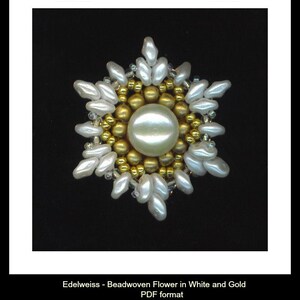 Pode incluir: Uma flor tecida com contas brancas e douradas com um centro de pérola. A flor é uma representação de uma flor de Edelweiss. A imagem é um arquivo PDF.