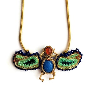 Egyptian Scarab Beadwoven Pendant Green Elytra Wings Bugs Insect Gold Filled Chain MAGICAL Scarab Necklace Gift for Her by enchantedbeads afbeelding 2