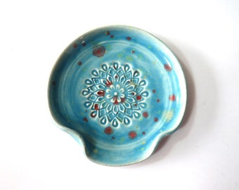 Small teaspoon rest, glazed in blue with colorful speckles