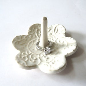 Ivory White Ring Dish, ring holder, elegant classic swirl print, 3 sizes available 3 1/4 pollici