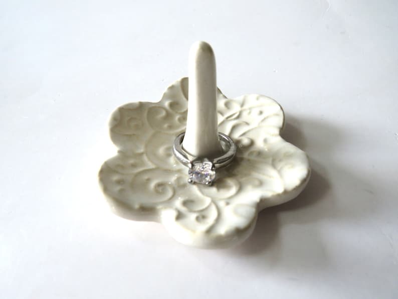 Ivory White Ring Dish, ring holder, elegant classic swirl print, 3 sizes available 2 3/4 pollici