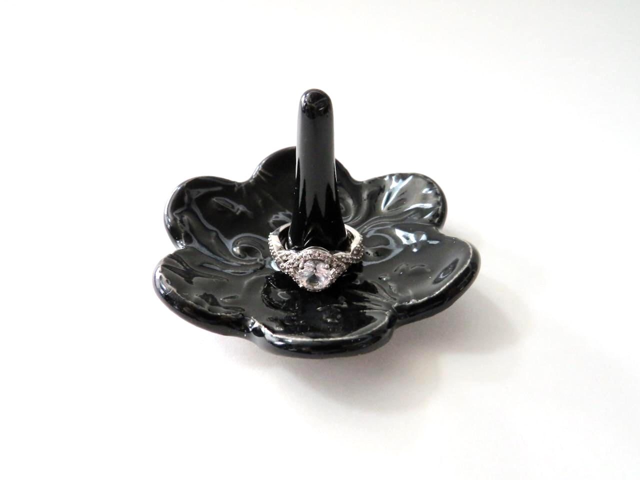 Elegant Ceramic Ring Dish: Sleek Black Ring Holder, Gift Box Included