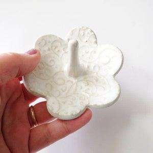 Ivory White Ring Dish, ring holder, elegant classic swirl print, 3 sizes available immagine 7