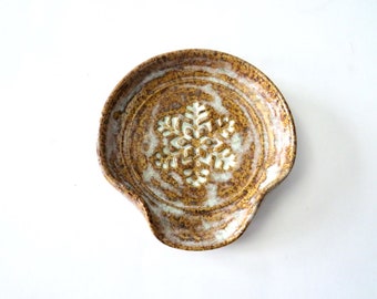 Small spoon rest or ring dish, glazed in shino, snowflake