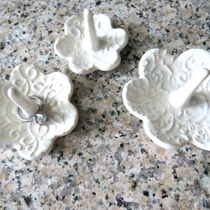 Ivory White Ring Dish, ring holder, elegant classic swirl print, 3 sizes available immagine 4