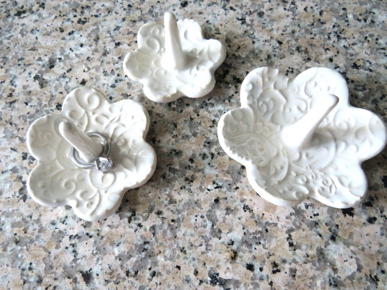 Ivory White Ring Dish, ring holder, elegant classic swirl print, 3 sizes available immagine 4