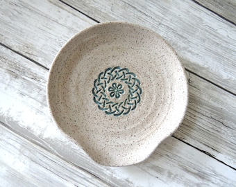 Speckled white spoon rest, Celtic braid, ladle rest, glazed in white, rustic farmhouse look, Vanilla bean