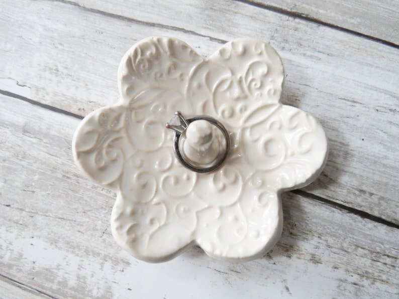 Ivory White Ring Dish, ring holder, elegant classic swirl print, 3 sizes available immagine 9