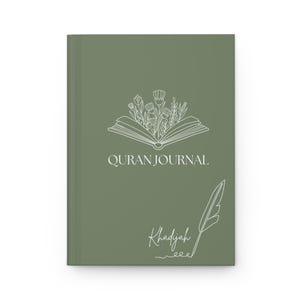 Peut inclure: Un journal vert avec le texte "Quran Journal" et une illustration blanche d'un livre ouvert avec des fleurs qui en poussent. Le journal a également une plume blanche et le texte "Khadijah" en cursive.