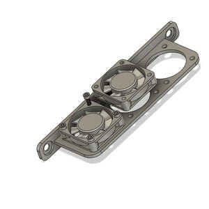 Puede incluir: Un soporte gris para ventilador de ordenador con dos ventiladores y orificios de montaje. Los ventiladores son circulares con múltiples aspas. El soporte tiene forma rectangular con bordes redondeados y un agujero circular.