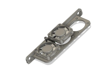 Puede incluir: Un soporte gris para ventilador de ordenador con dos ventiladores y orificios de montaje. Los ventiladores son circulares con múltiples aspas. El soporte tiene forma rectangular con bordes redondeados y un agujero circular.