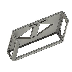 Puede incluir: Un soporte rectangular plateado con un diseño único. El soporte presenta dos recortes triangulares y el texto "NetworkBuck" impreso en la parte superior. La estructura tiene un diseño de marco abierto resistente, adecuado para montaje o soporte.