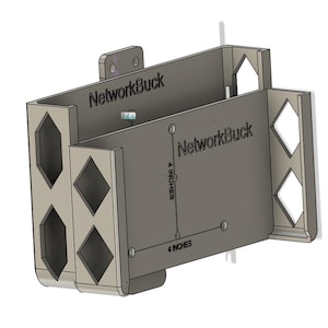 Może przedstawiać: Szara metalowa wspornik z napisem "NetworkBuck" i wymiarami 10 cm. Wspornik ma wycięcia w kształcie rombu i jest przeznaczony do trzymania małego elementu elektronicznego. Wspornik jest pokazany na białym tle.