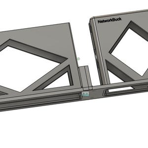 Puede incluir: Un soporte gris impreso en 3D con el texto "NetworkBuck" en cada una de las dos secciones verticales. El soporte tiene un diseño geométrico con recortes en forma de diamante y una base horizontal. El diseño general es angular y moderno.