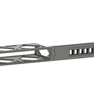 以下が含まれることがあります： 長方形のフレームと一連の長方形の開口部を備えた、グレーの金属製ラックマウントコンポーネント。 このコンポーネントは幾何学的なデザインで、ネットワークまたはデータ管理に使用される可能性があります。