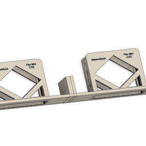 以下が含まれることがあります： 「NetworkBuck」と「Flex Mini 2.5G」の文字が印字された、角度の付いた長方形の構造が2つある、薄いベージュ色の3Dプリントデバイス。水平なベースがあり、中央に長方形のコンポーネントがあります。