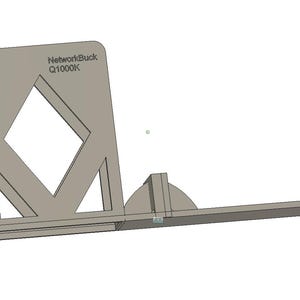 Peut inclure: Un support angulaire gris clair avec une base rectangulaire et un support vertical avec une découpe en forme de losange. Le texte "NetworkBuck Q1000K" est imprimé sur le support. La conception semble être pour un composant informatique.