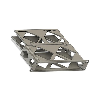 Puede incluir: Soporte de adaptador de CA gris claro con cortes triangulares y orificios de montaje. El texto "NetworkBucks" y "AC Adapter 210W" está impreso en la superficie.