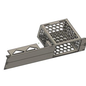 Puede incluir: Un componente informático gris claro, renderizado en 3D, con una base rectangular y una jaula con patrón de panal. El componente tiene cortes triangulares y parece estar hecho de metal. El diseño es moderno y técnico.