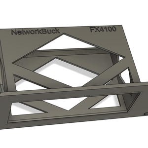 Może przedstawiać: Szara metalowa wspornik z tekstem "NetworkBuck" i "FX4100". Wspornik ma geometryczny kształt z prostokątną podstawą i kątowymi podporami. Posiada kilka owalnych otworów.