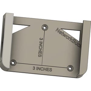 以下が含まれることがあります： ルーターやその他のネットワーク機器用の、グレーの3Dプリントされた壁掛けマウントです。マウントは幅7.6cm、高さ7.6cmです。マウントには「NetworkBuck」というテキストが印刷されています。