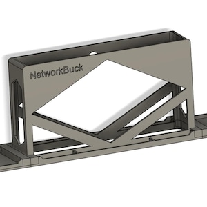 Könnte beinhalten: Ein grauer 3D-gedruckter Ständer mit dem Text "NetworkBuck" auf der Seite. Der Ständer hat eine rechteckige Basis und einen vertikalen Rahmen mit einer diamantförmigen Öffnung.