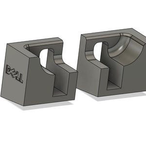 Può includere: Due oggetti grigi angolari stampati in 3D. Uno ha il logo "DELL" in rilievo su un lato. Entrambi hanno un interno curvo e una fessura. Gli oggetti sono probabilmente componenti o parti.
