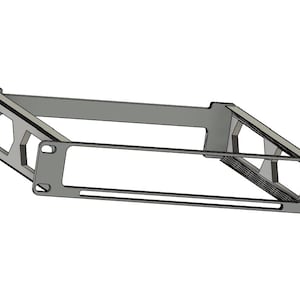 Op de afbeelding: Een grijze metalen rackbevestiging met een rechthoekige opening en zeshoekige uitsparingen. Het rek heeft een stevig, hoekig ontwerp, geschikt voor het monteren van elektronische apparatuur. De afbeelding staat op een witte achtergrond.