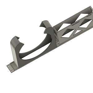 Può includere: Una staffa in metallo grigio con un supporto curvo e una sezione rettangolare con ritagli a forma di diamante. La staffa ha fori di montaggio e il testo "HennepinMade" è visibile.