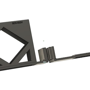 Könnte beinhalten: Eine dunkelgraue, 3D-gedruckte Montagehalterung mit quadratischem Ausschnitt und der Aufschrift NetworkBuck sowie SDX-632V an der Oberkante. Das Bauteil umfasst eine flache, verlängerte Basis und eine vertikale Rahmenstruktur mit geometrischen Stützen.