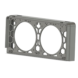 以下が含まれることがあります： 2つの大きな円形開口部を備えた、灰色の長方形の金属フレーム。フレームの側面にはハニカム模様があり、2つの円形オブジェクトを保持するように設計されています。電子機器または機械のコンポーネントである可能性があります。