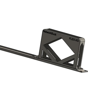 Puede incluir: Kit de montaje en rack NetworkBuck FLEX-XG de plástico negro para equipos de red.