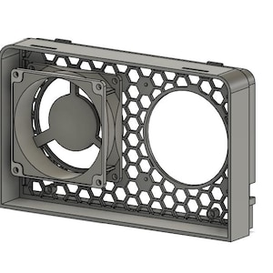 Op de afbeelding: Een grijze computerfanbehuizing met een honingraatpatroon en een cirkelvormige ventilator. De behuizing heeft een rechthoekige vorm met een ventilator en een cirkelvormige opening. Er loopt een draad uit de ventilator.